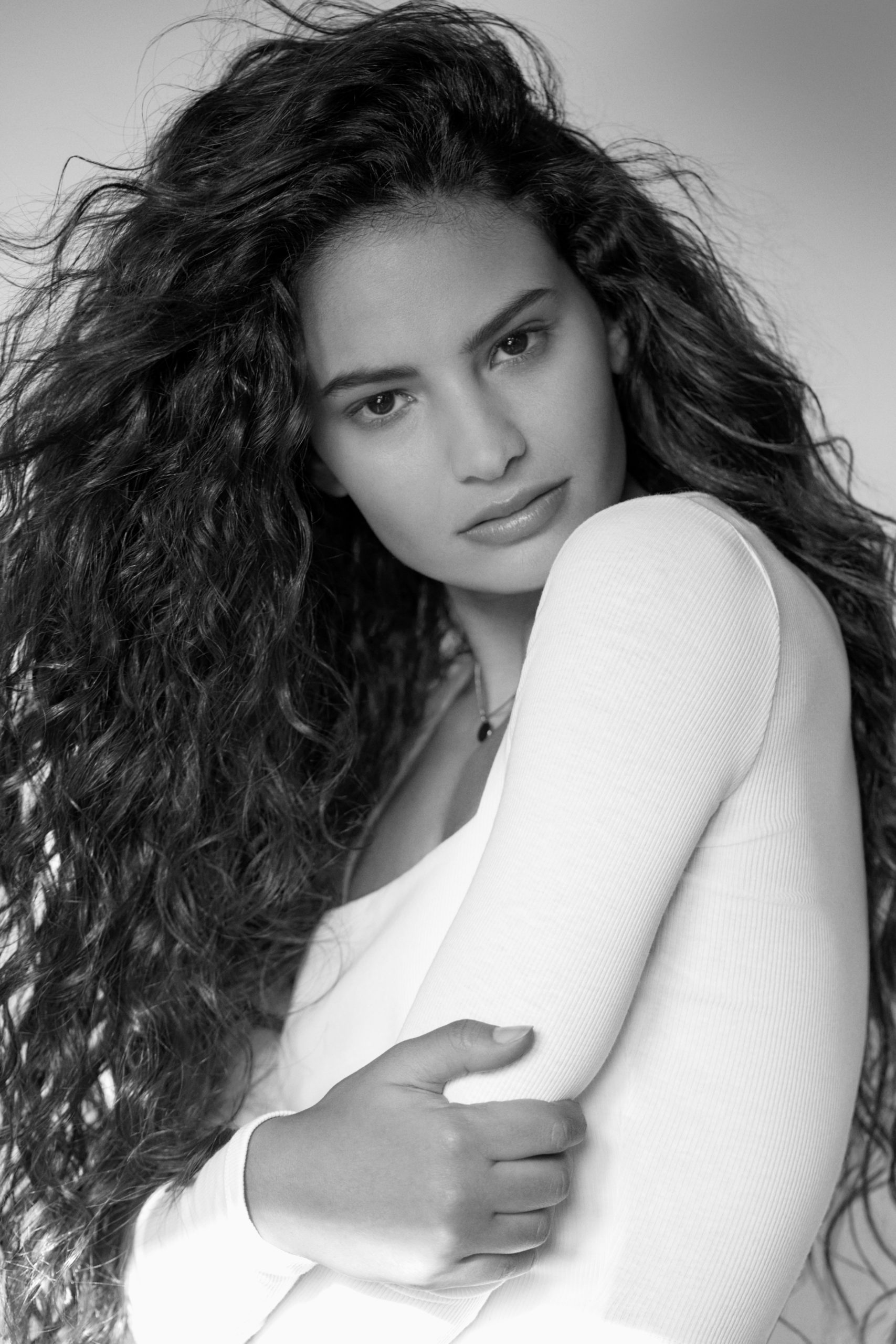 Portrait d'une femme aux cheveux bouclés naturels