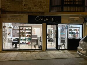 Vitrine du salon de coiffure Créa'Tif Coiffure à Sarzeau de nuit