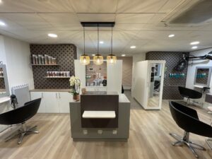 Intérieur moderne et épuré du salon de coiffure Crea'Tif Coiffure à Sarzeau